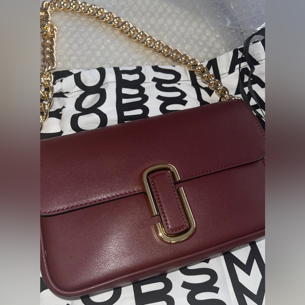Marc Jacobs J Bag in gorgeous maroon color.Size Small! - Picture 2 of 2